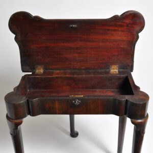 A SMALL PROPORTIONED GEORGE II PERIOD MAHOGANY TEA TABLE​ open base
